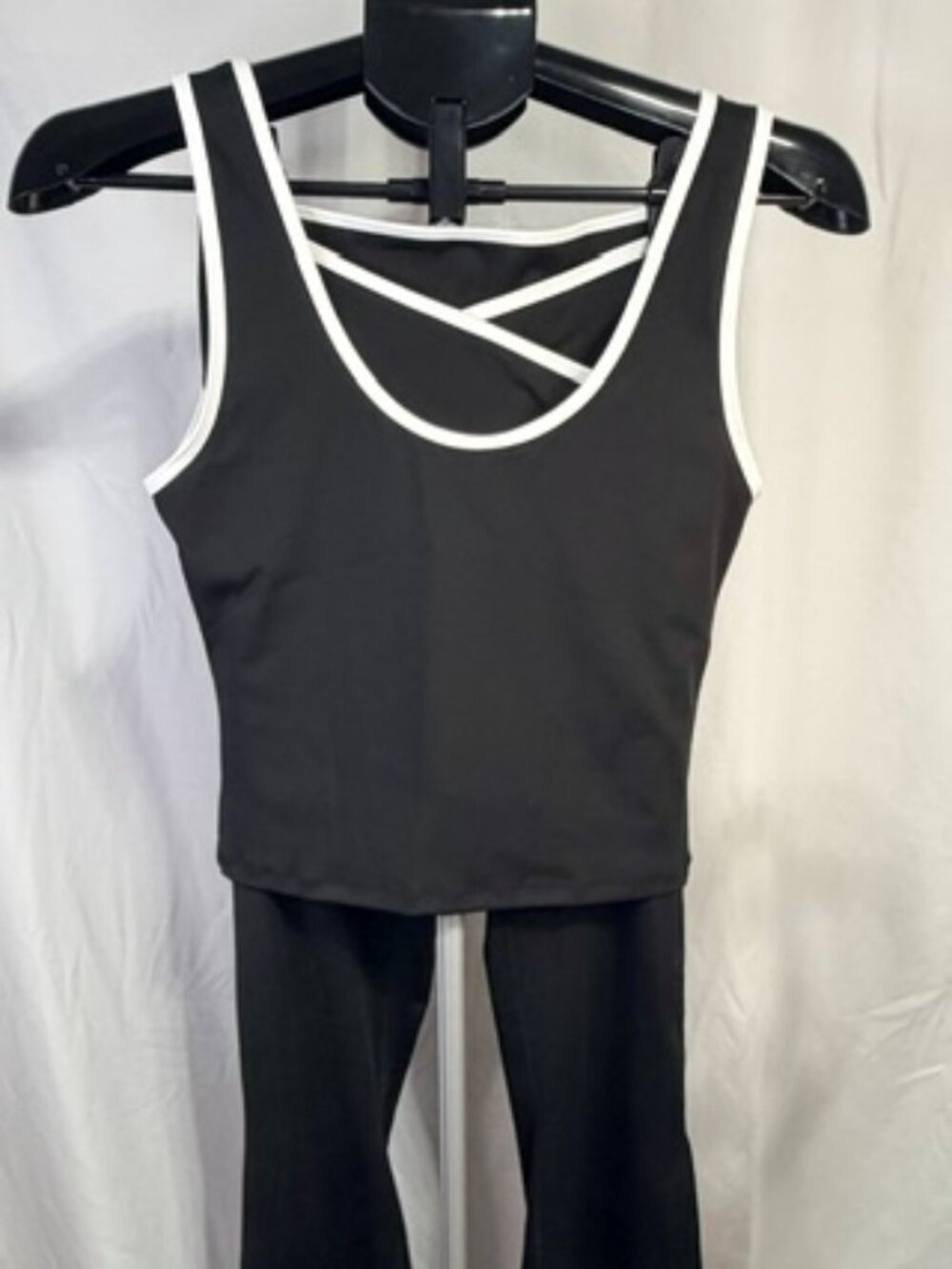 Listing Details: Women’s 2-Piece Contrast Trim Activewear Set (Size L)